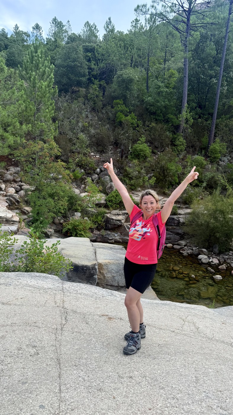 Triumphmoment beim Wandern in Korsika